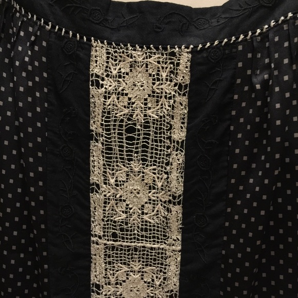 BCBG Maxazria gorgeous detailed top, size M - Picture 2 of 4