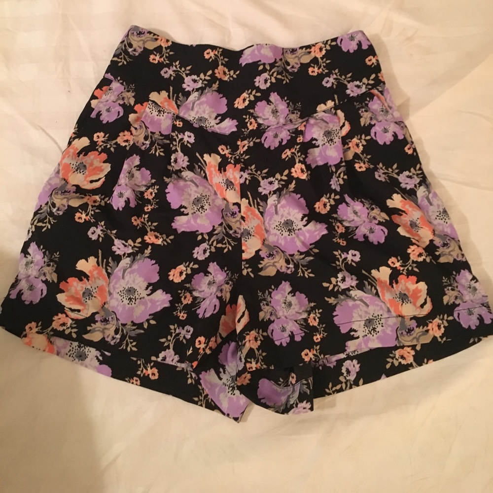 •• High Waisted Floral Shorts ••