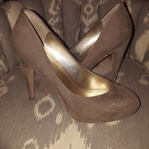 BCBGeneration Round Toe Pump