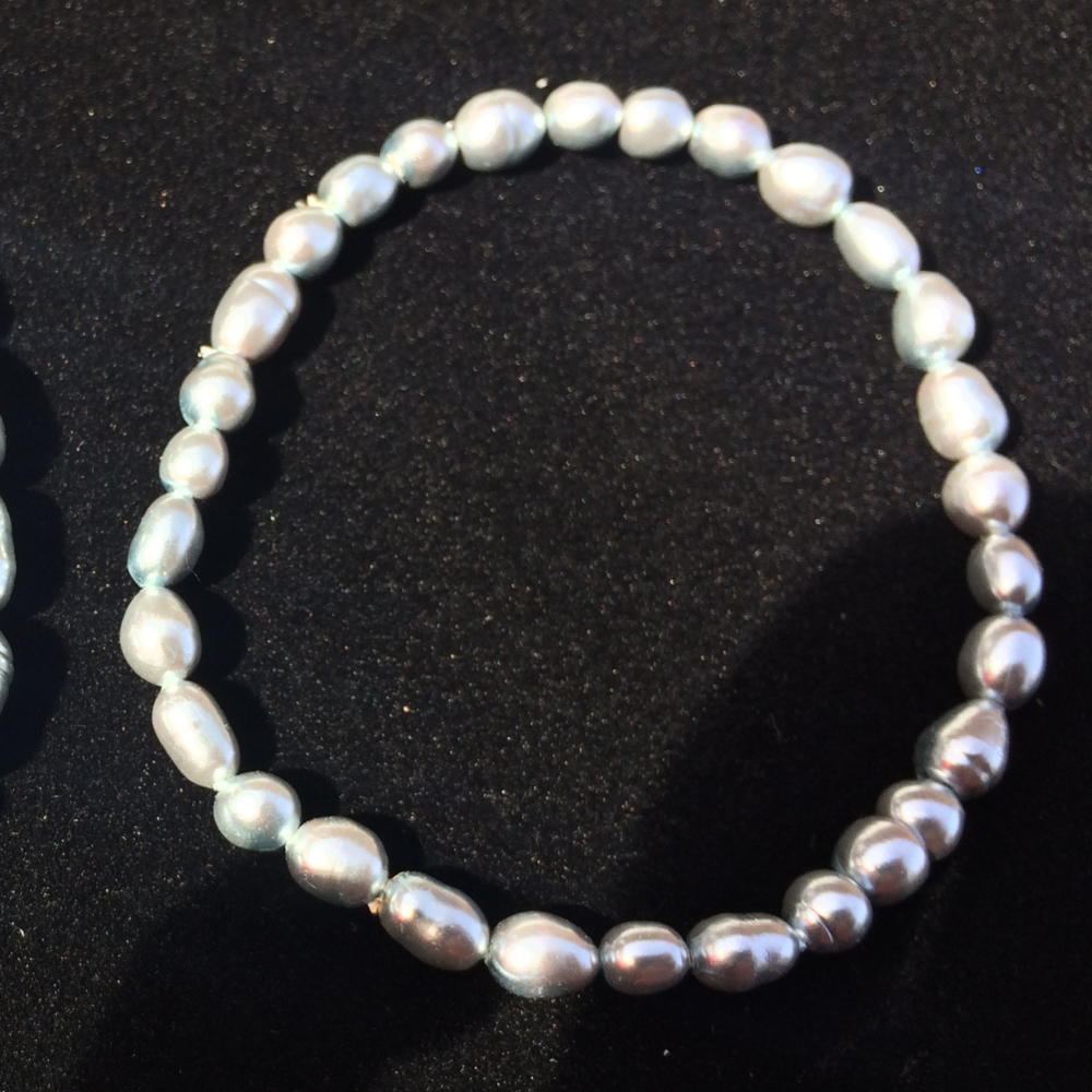 "Silver Blue" dyed Pearls stretch bracelets - Picture 5 of 5