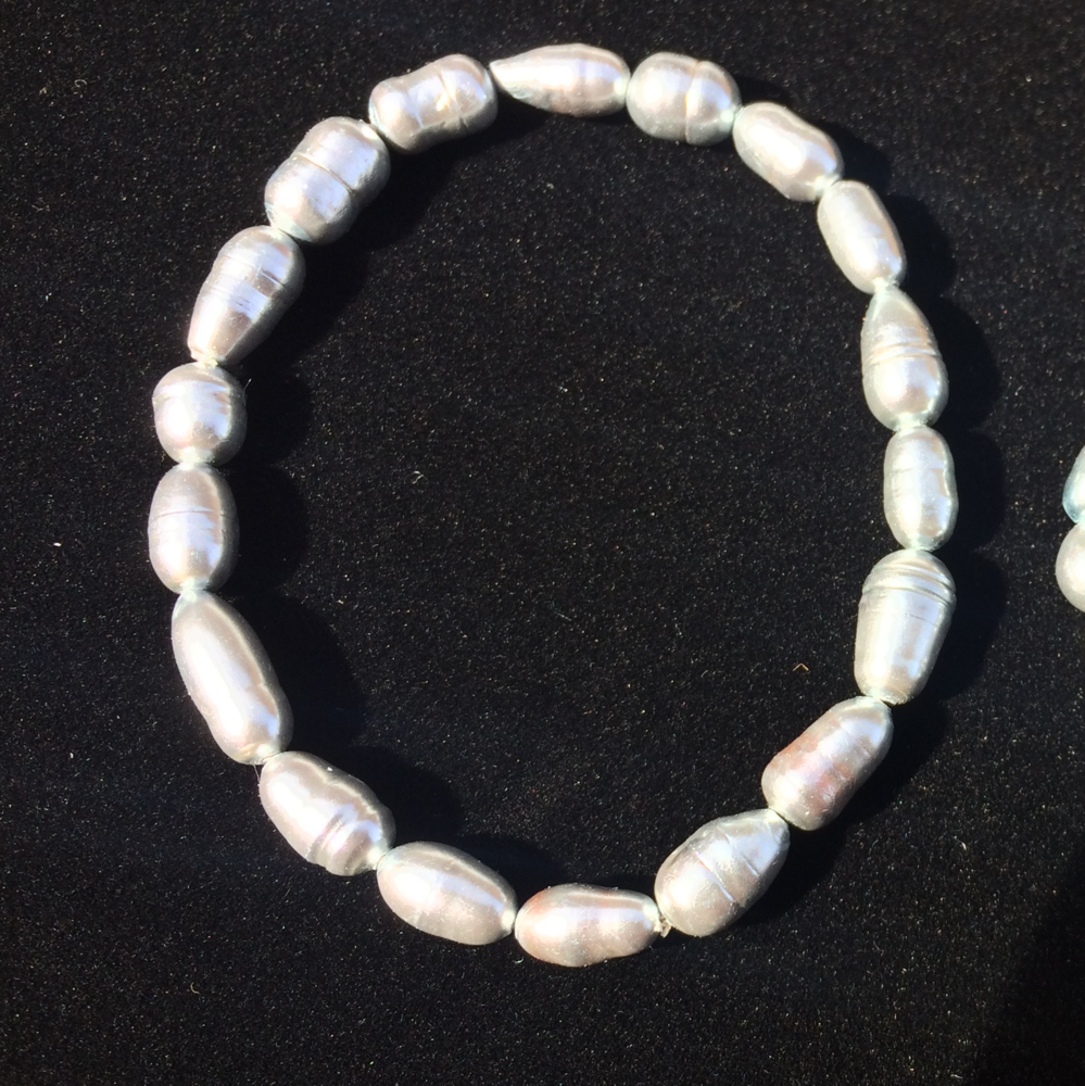 "Silver Blue" dyed Pearls stretch bracelets - Picture 4 of 5