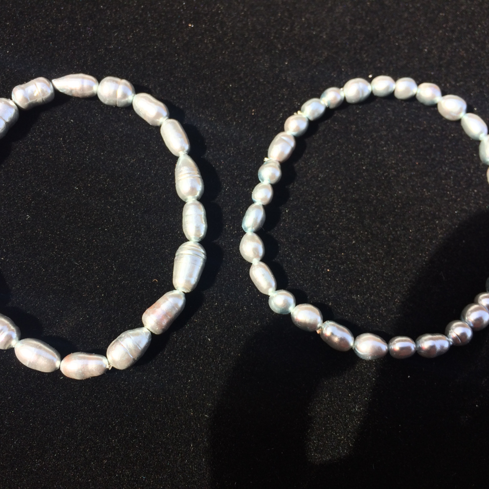 "Silver Blue" dyed Pearls stretch bracelets - Picture 3 of 5