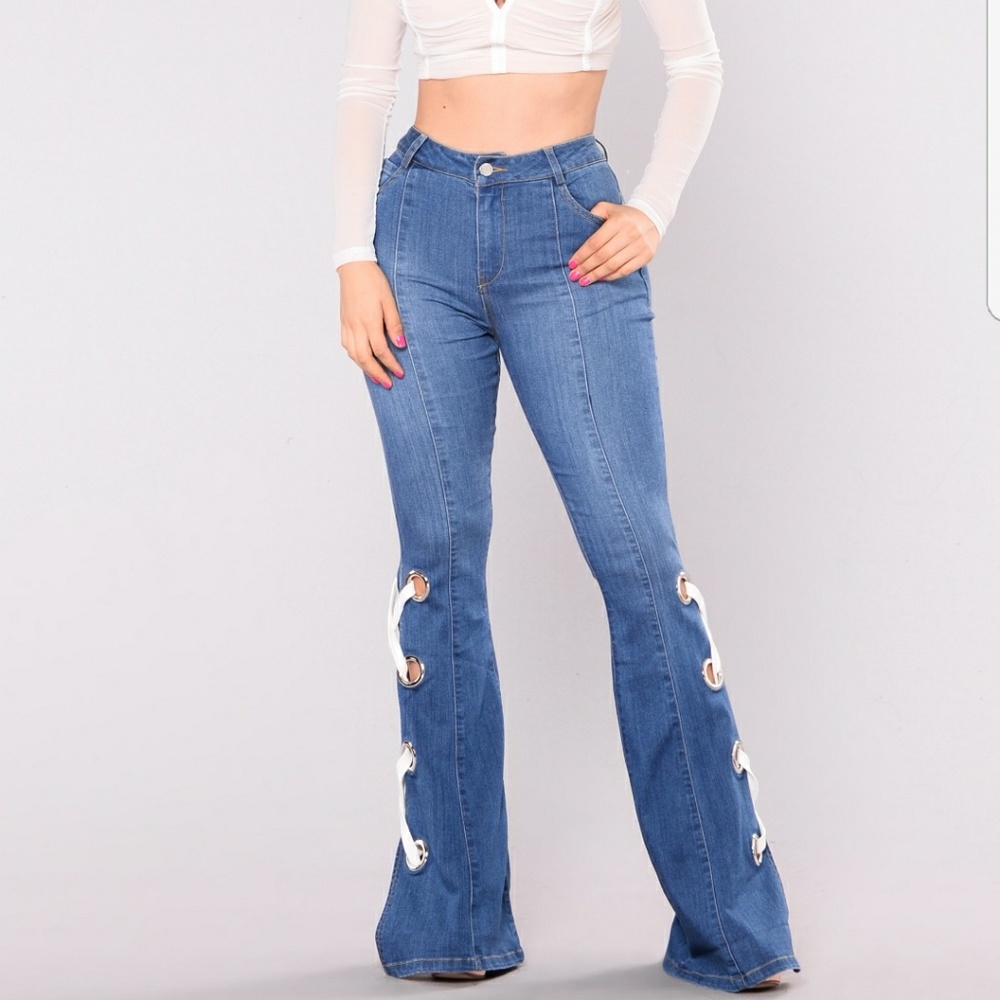 🌸Ring my bell bottom jeans - medium🌸