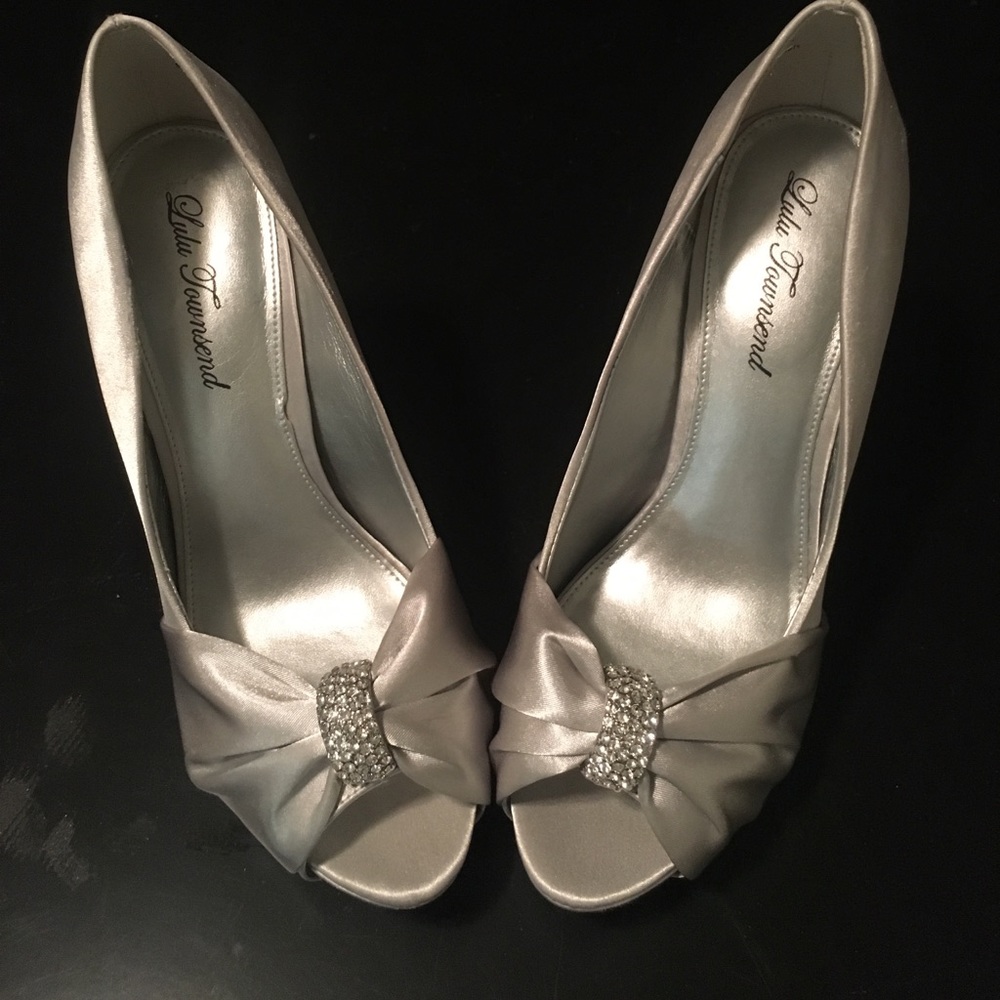Silver peep toe pumps for special occasion