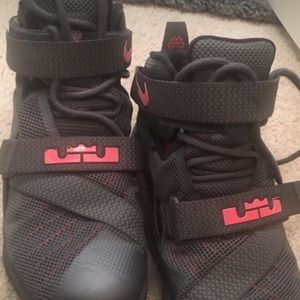Basketball shoes