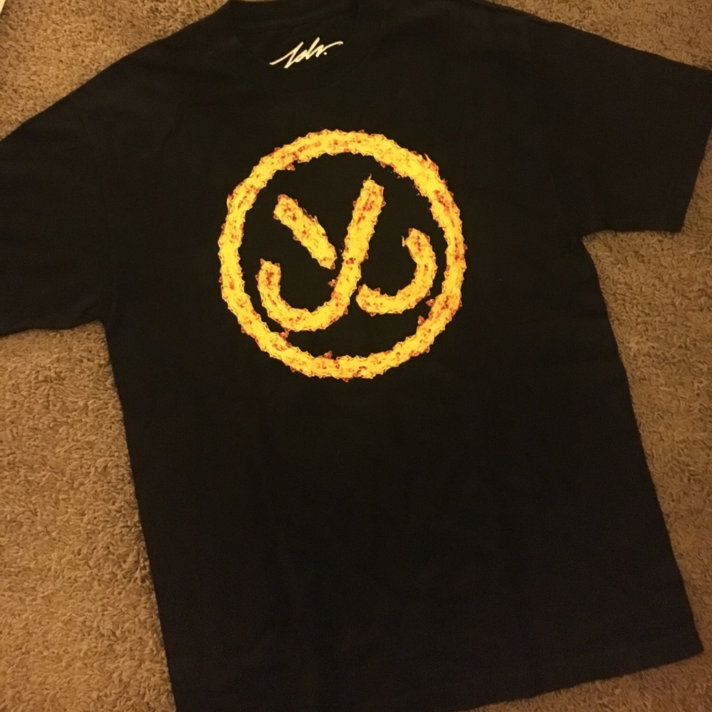 Men's JSLV graphic flame tee - like new!