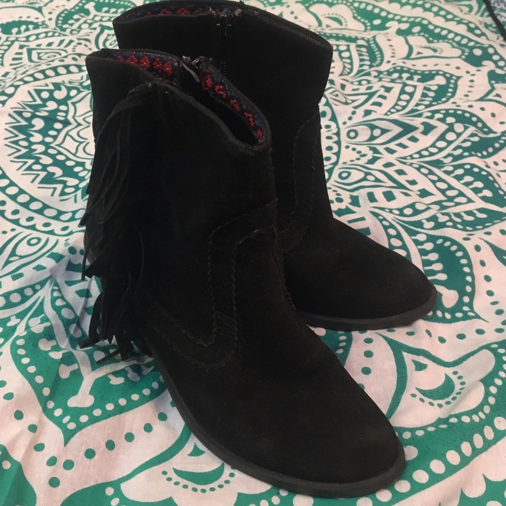 Black suede tassled ankle boots!
