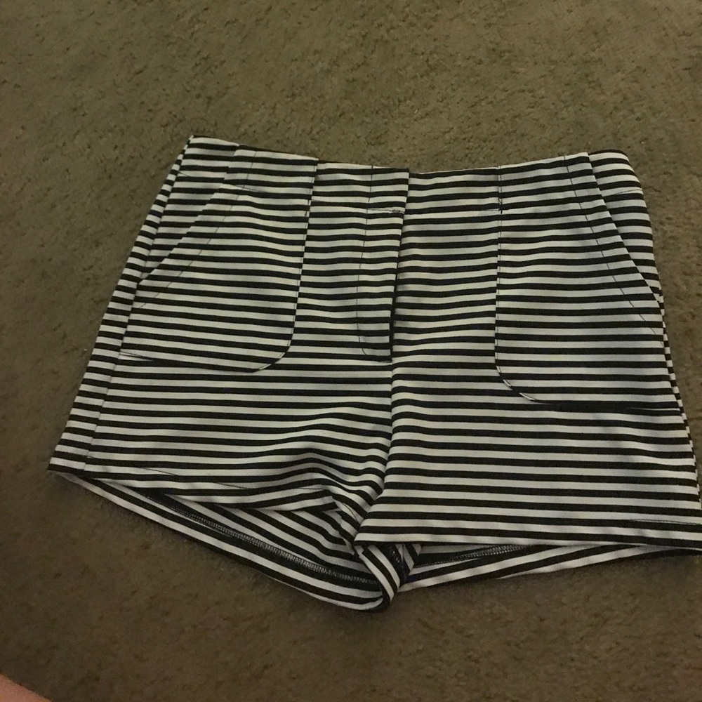 Striped shorts with a slight stretch