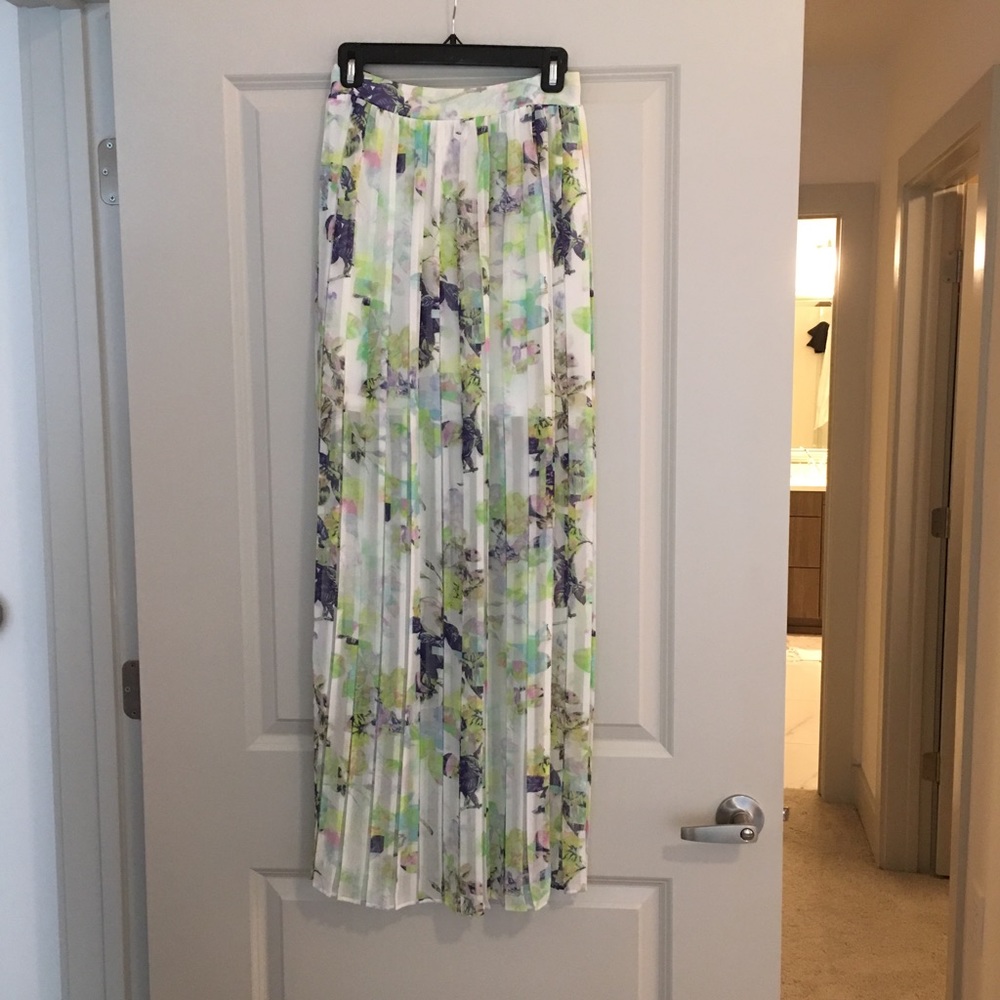 BCBGeneration floral pleated maxi skirt! Size S