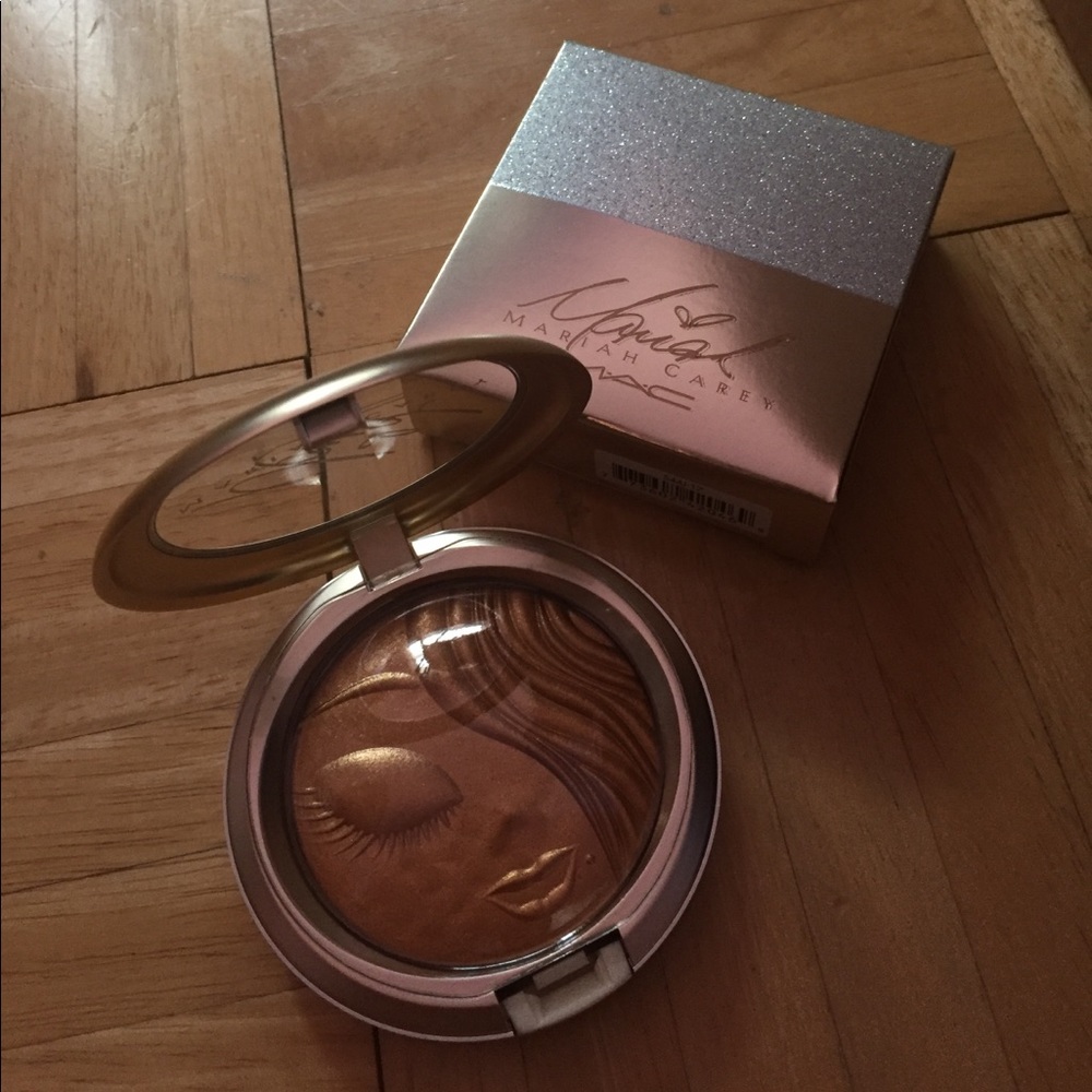 MAC Mariah extra dimension finish in My Mimi
