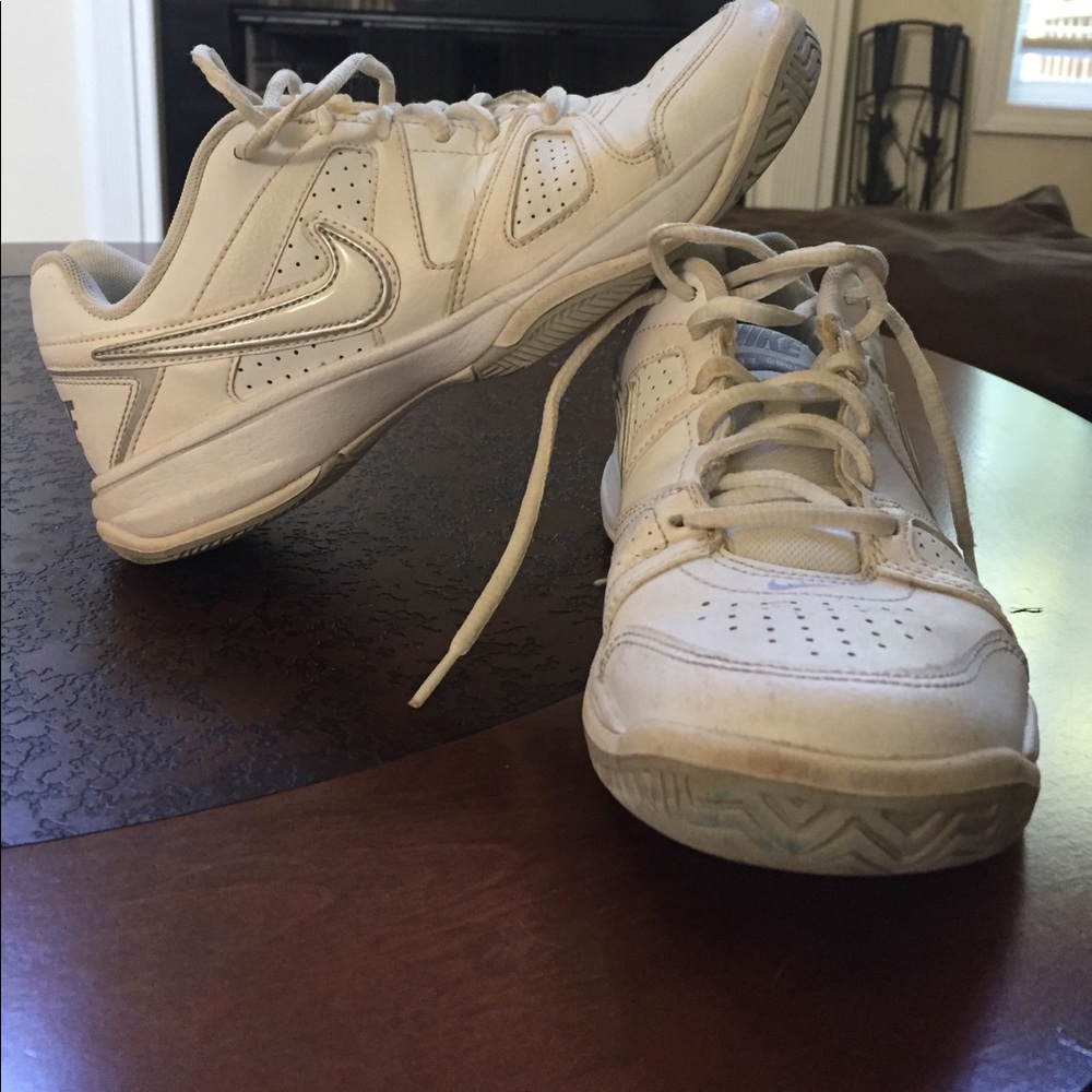 Nike women's tennis shoe