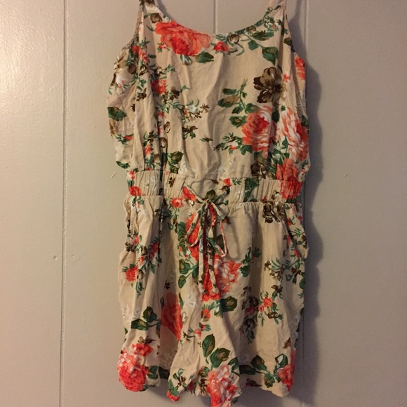 Wet Seal Pants - 🌹Floral Romper With Pockets 🌹