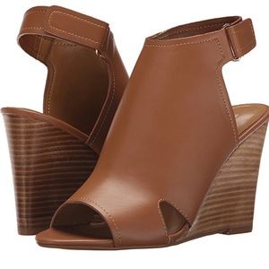 Report Tan Wedges