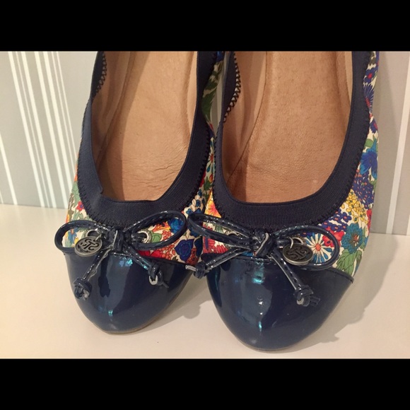 SOLD❌Sperry Patent Navy and Floral Ballet Flats - Picture 2 of 6