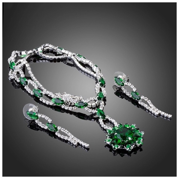 Swarovski Crystals Green Necklace Earring Set - Picture 2 of 3