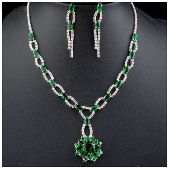Swarovski Crystals Green Necklace Earring Set - Picture 3 of 3