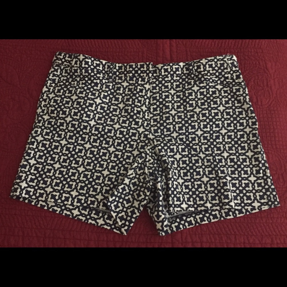 Laundry Size 8 Navy and White shorts