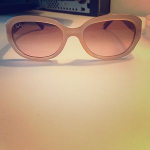 Authentic Woman's Rayban Sunglasses Authentic Woman's Rayban Sunglasses