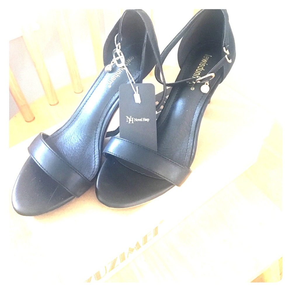 New sz 6 Black strap he heals. Never worn!