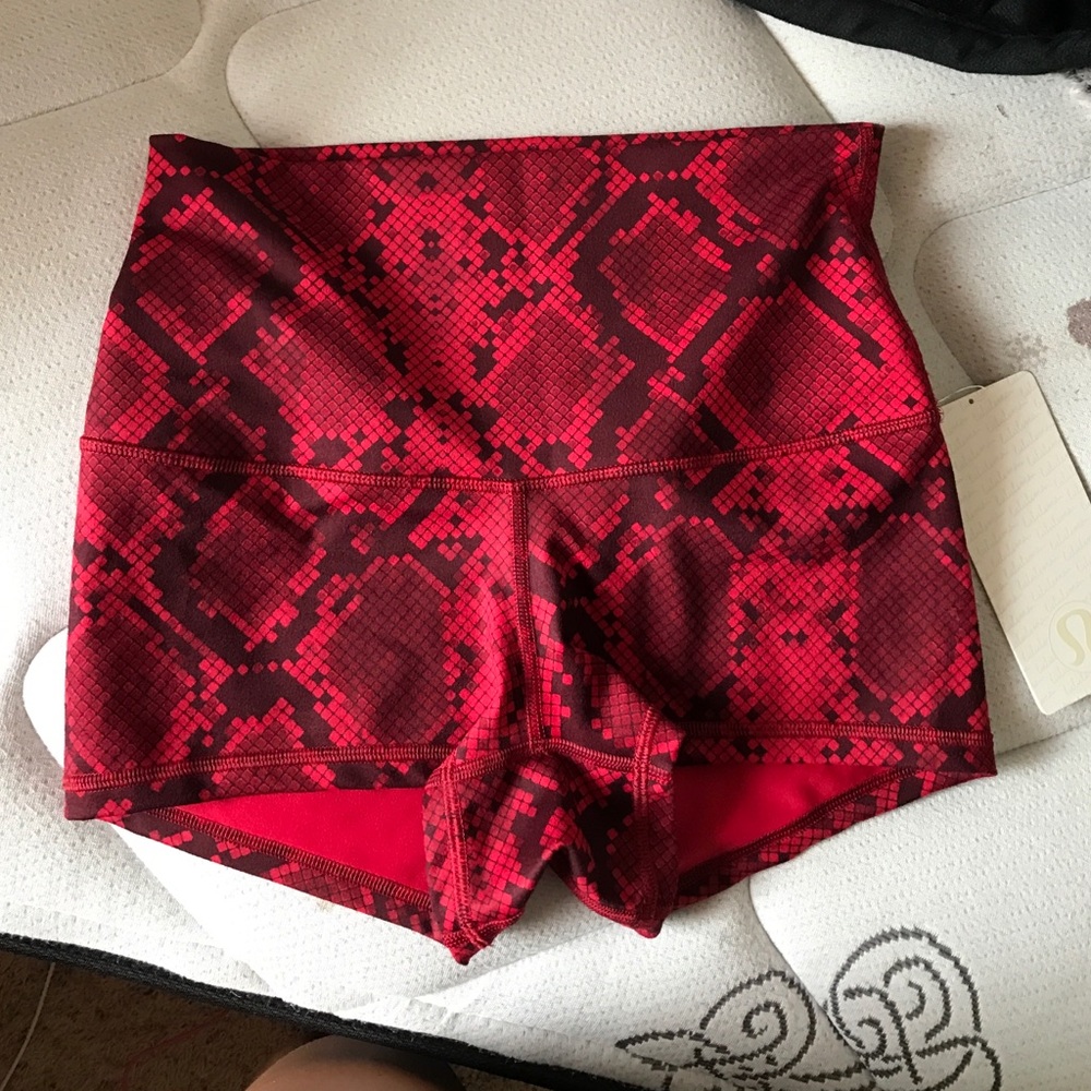 Lululemon Boogie shorts! Never worn!!