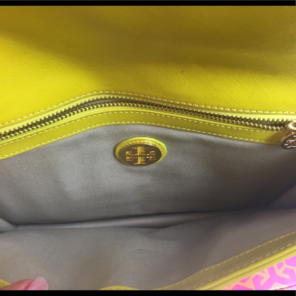 ⁉️ SOLD ⁉️ TORY BURCH Neon Yellow Clutch - Picture 4 of 8