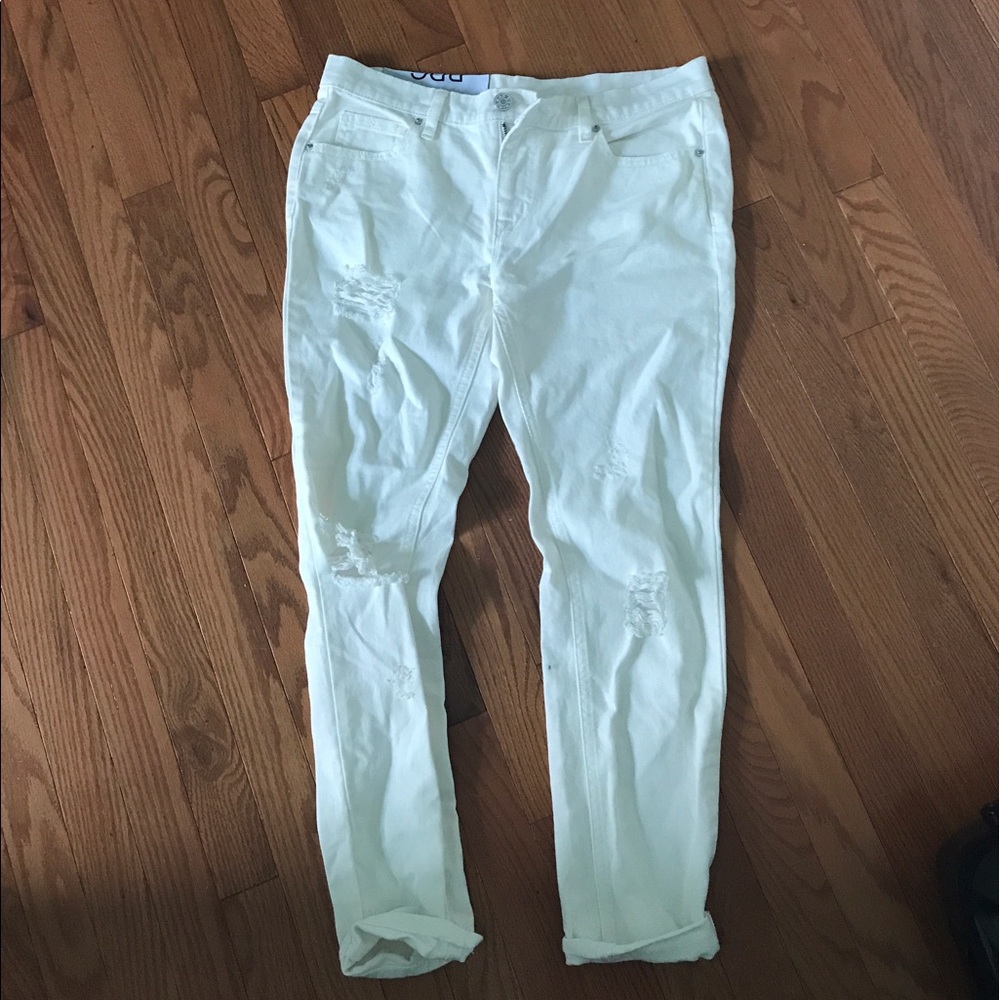 UO WHITE SLIM BOYFRIEND JEANS
