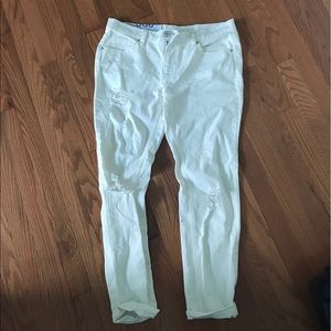 UO WHITE SLIM BOYFRIEND JEANS