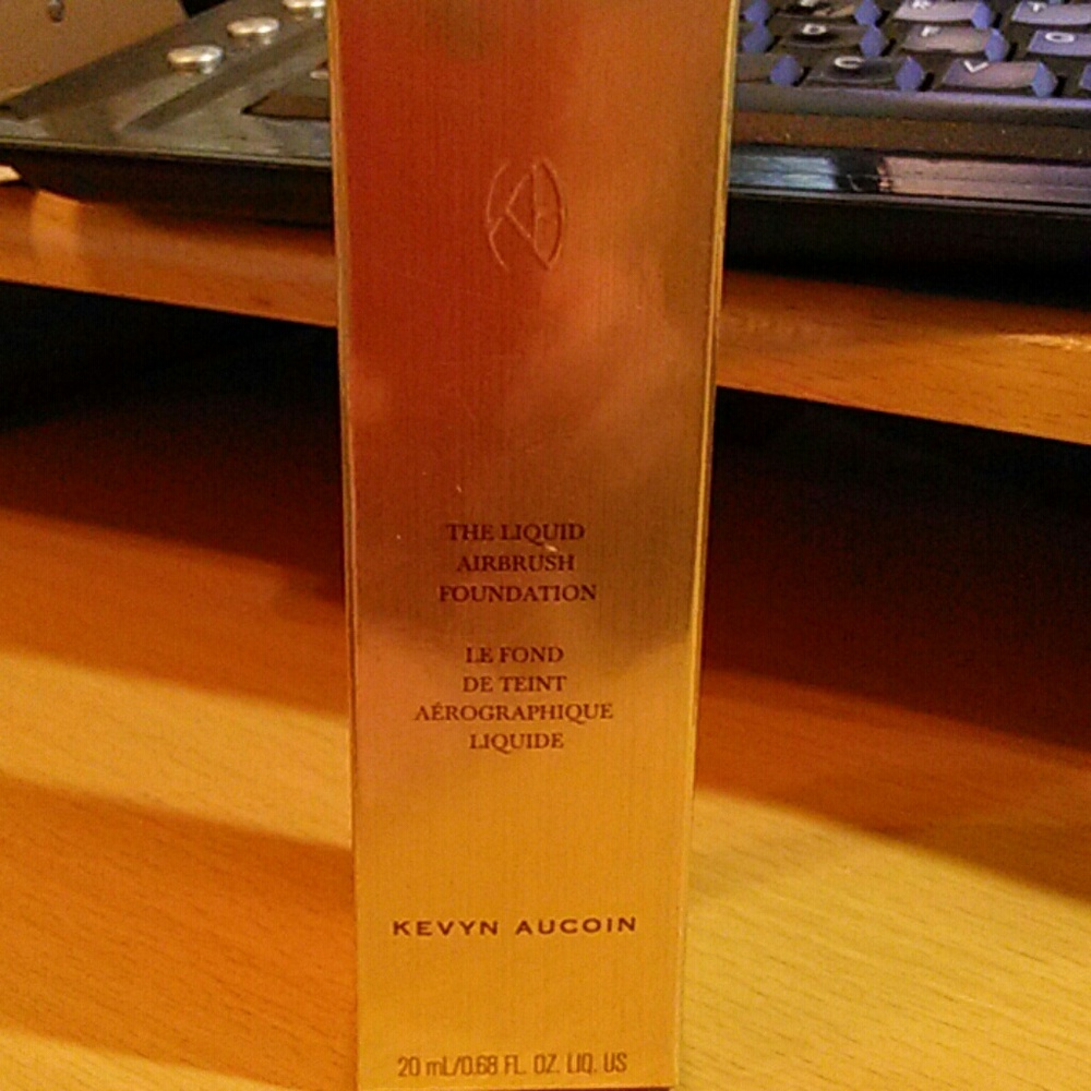 KEVYN Aucoin airbrush foundation