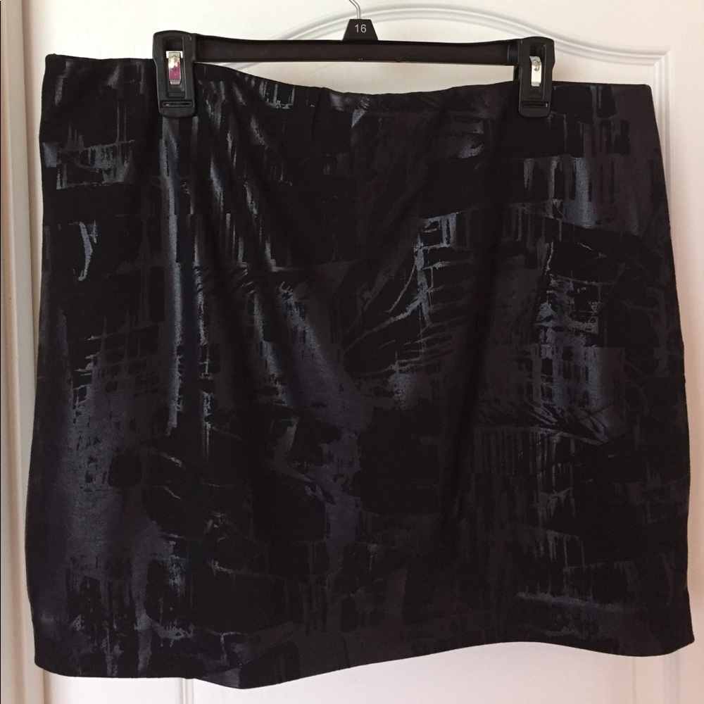 ♥️Simply Vera shimmering black short skirt.