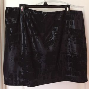 ♥️Simply Vera shimmering black short skirt.