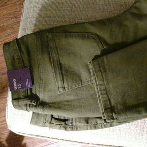 Super​ cute camo green skinny jeans🎉