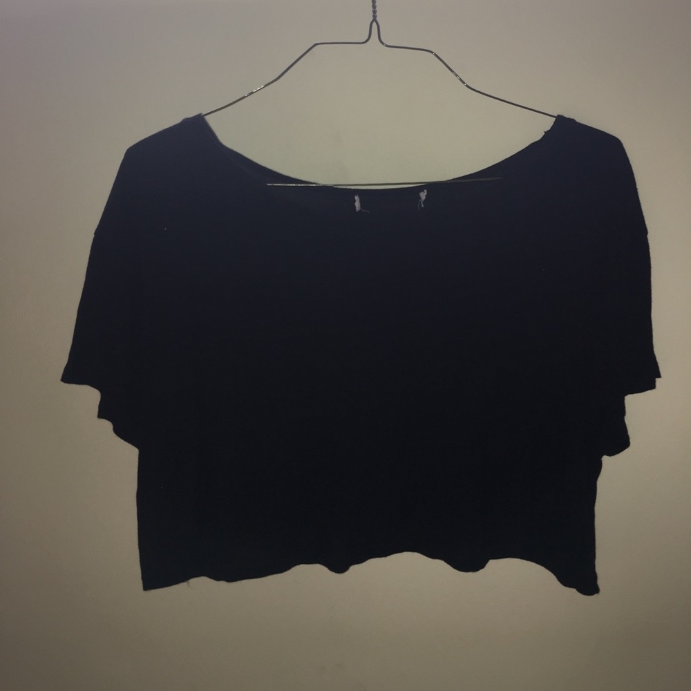 Black cropped tee