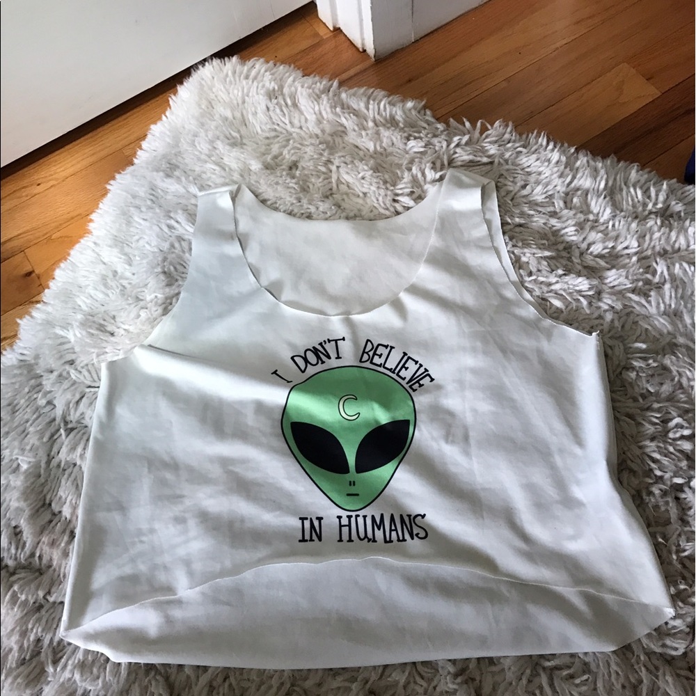 👽 I don't believe in humans crop top