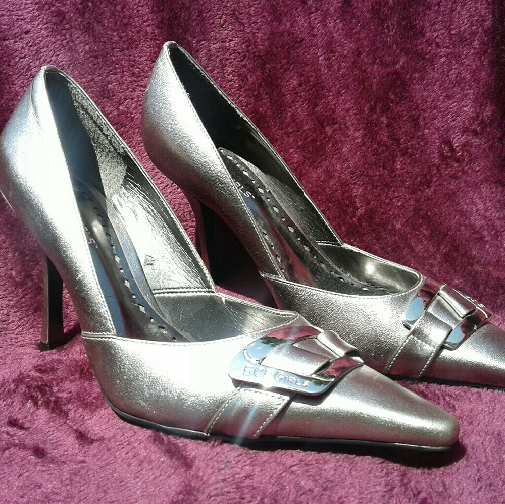 BCBG Girls Leather Silver Pointed Toe Heels 9.5