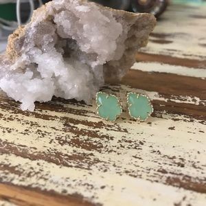 never worn kendra scott mint green studs