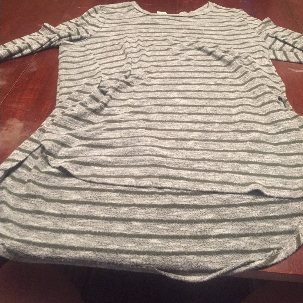 Long sleeve sweater. Grey and army green.