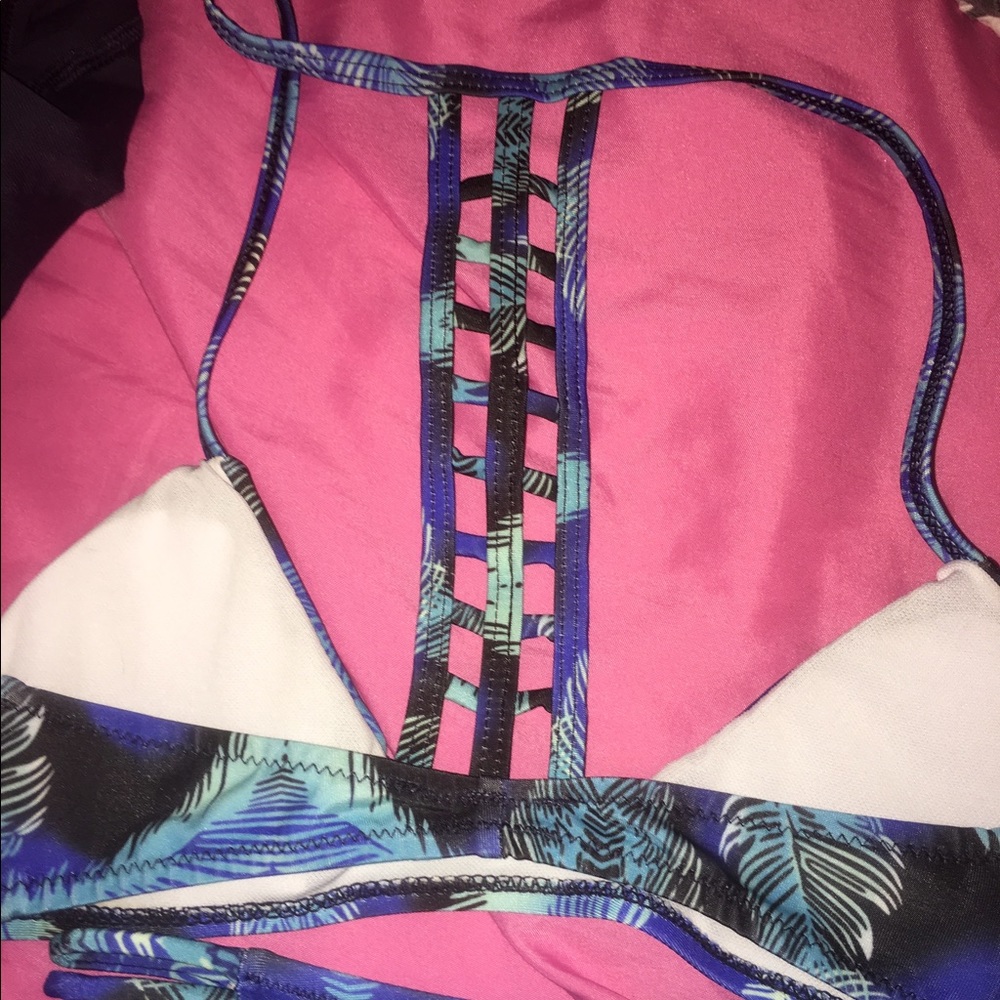 Bikini - Picture 3 of 3