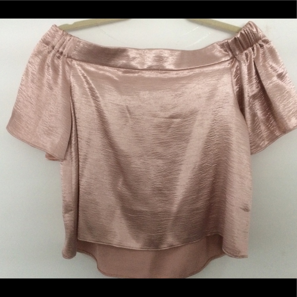 Off the shoulder top in satin rosé.