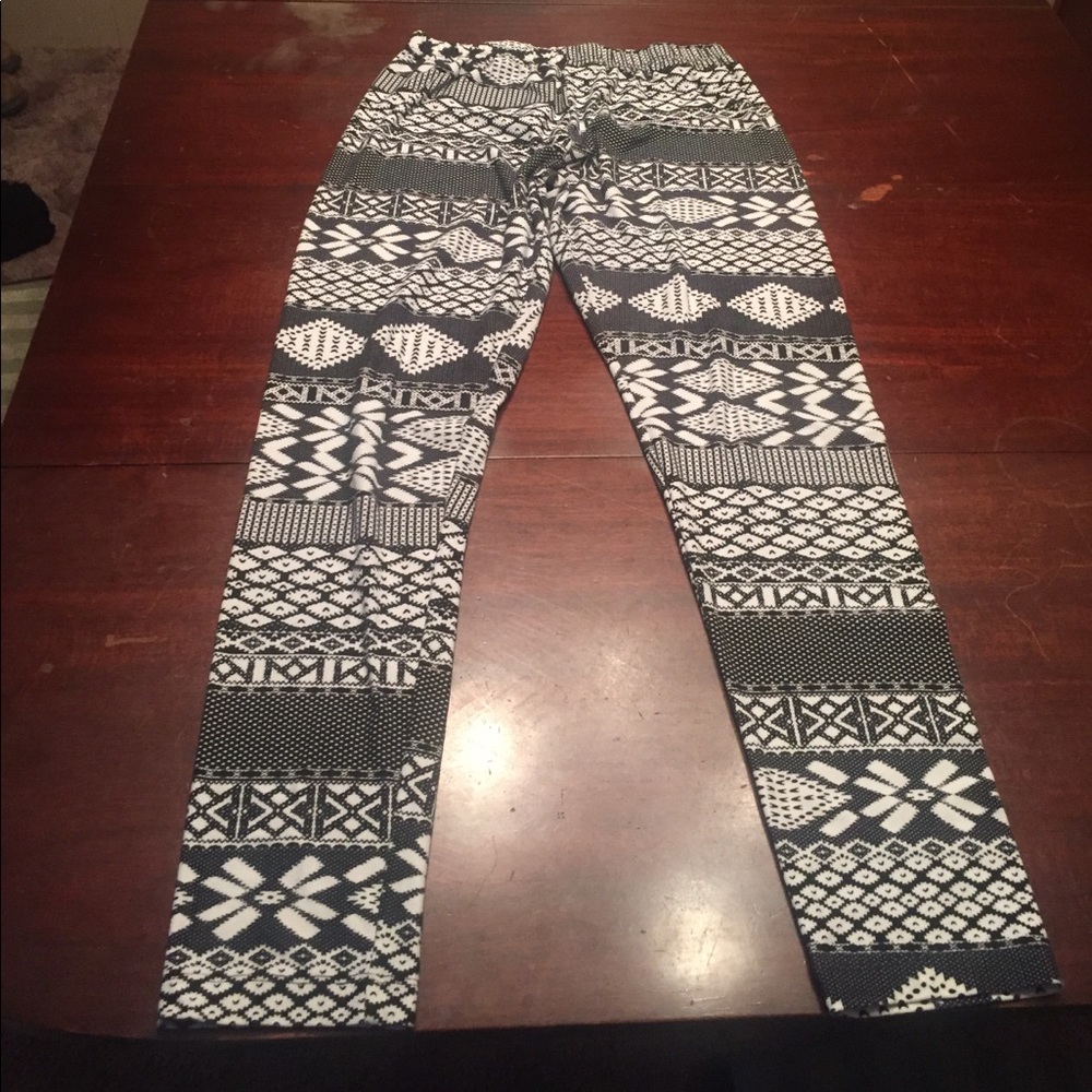Black and white Aztec print leggings.