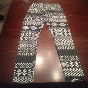 Black and white Aztec print leggings.