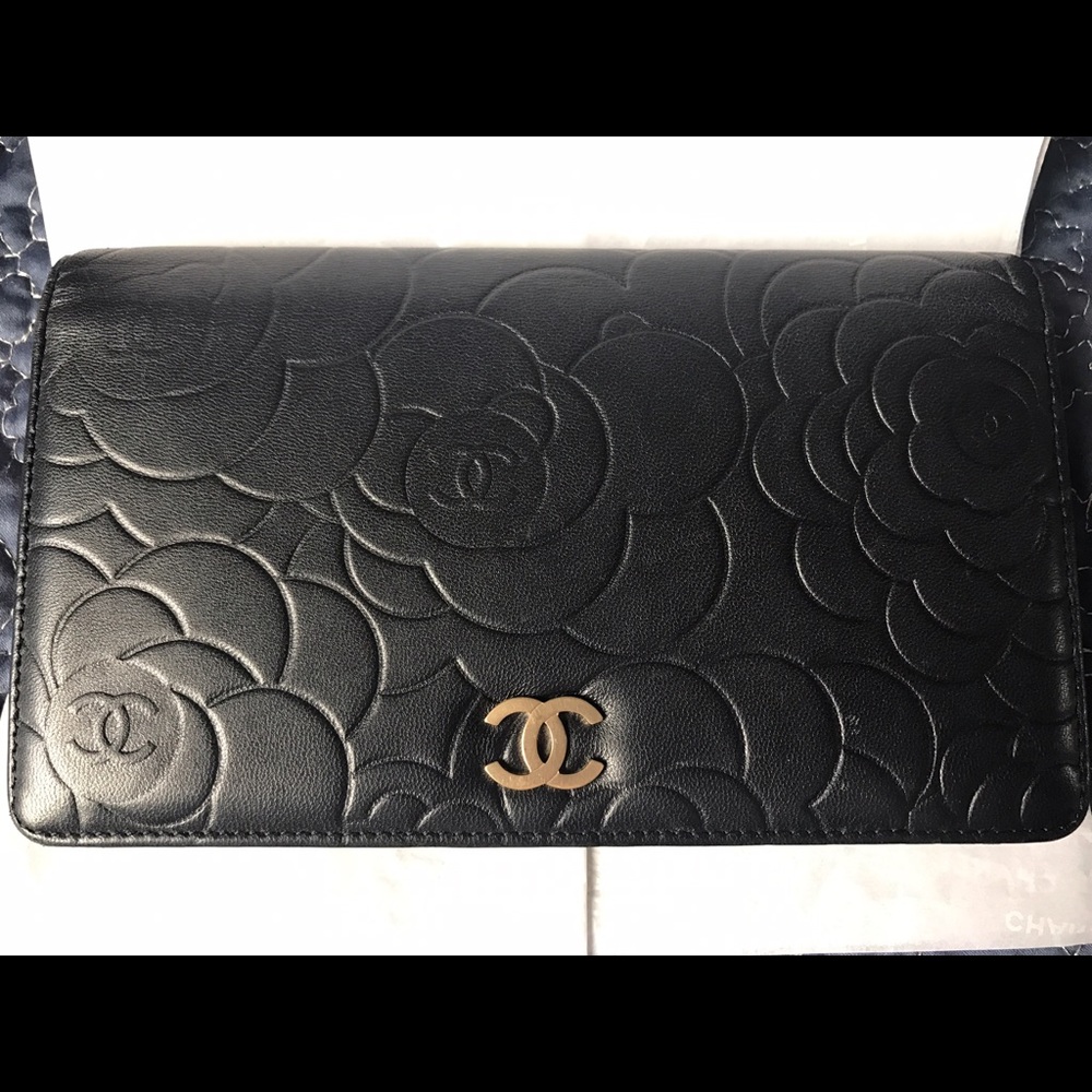 CHANEL Camellia Bifold wallet. Style code A36544