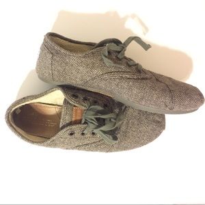 TOMS lace up shoes