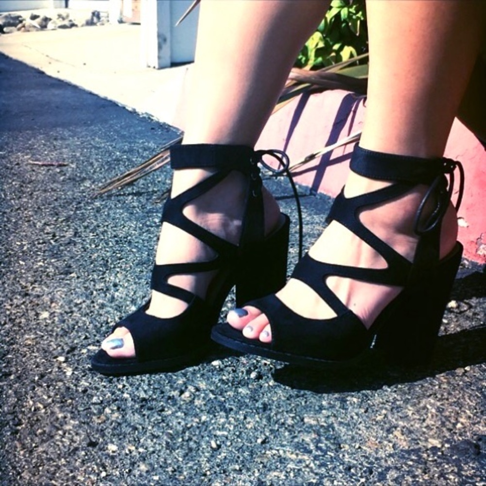 Black strapped Suede lace up chunky heel - Picture 2 of 5
