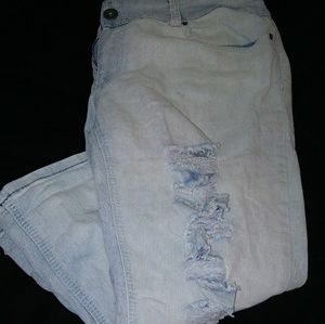 TODAY ONLY Distressed Bongo capri jeans