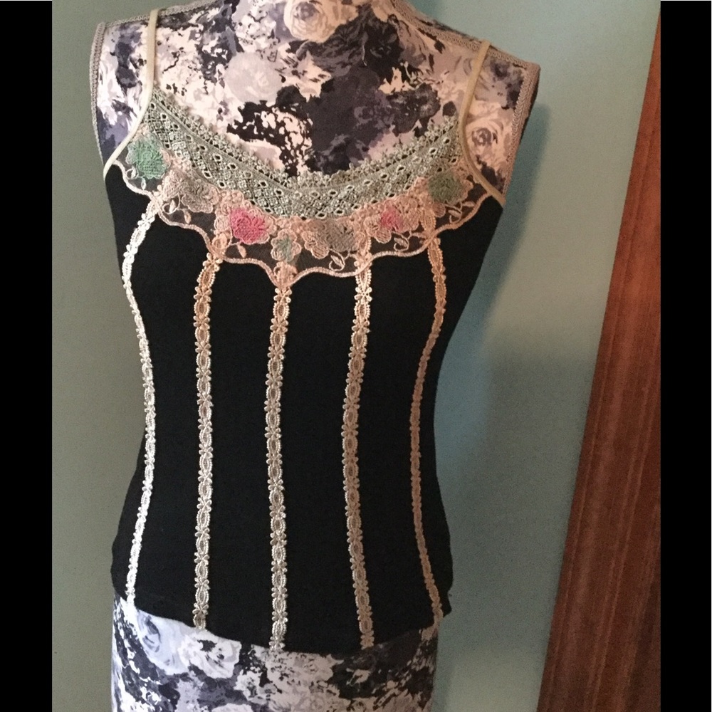 Embroidered look lace tank top ( small)