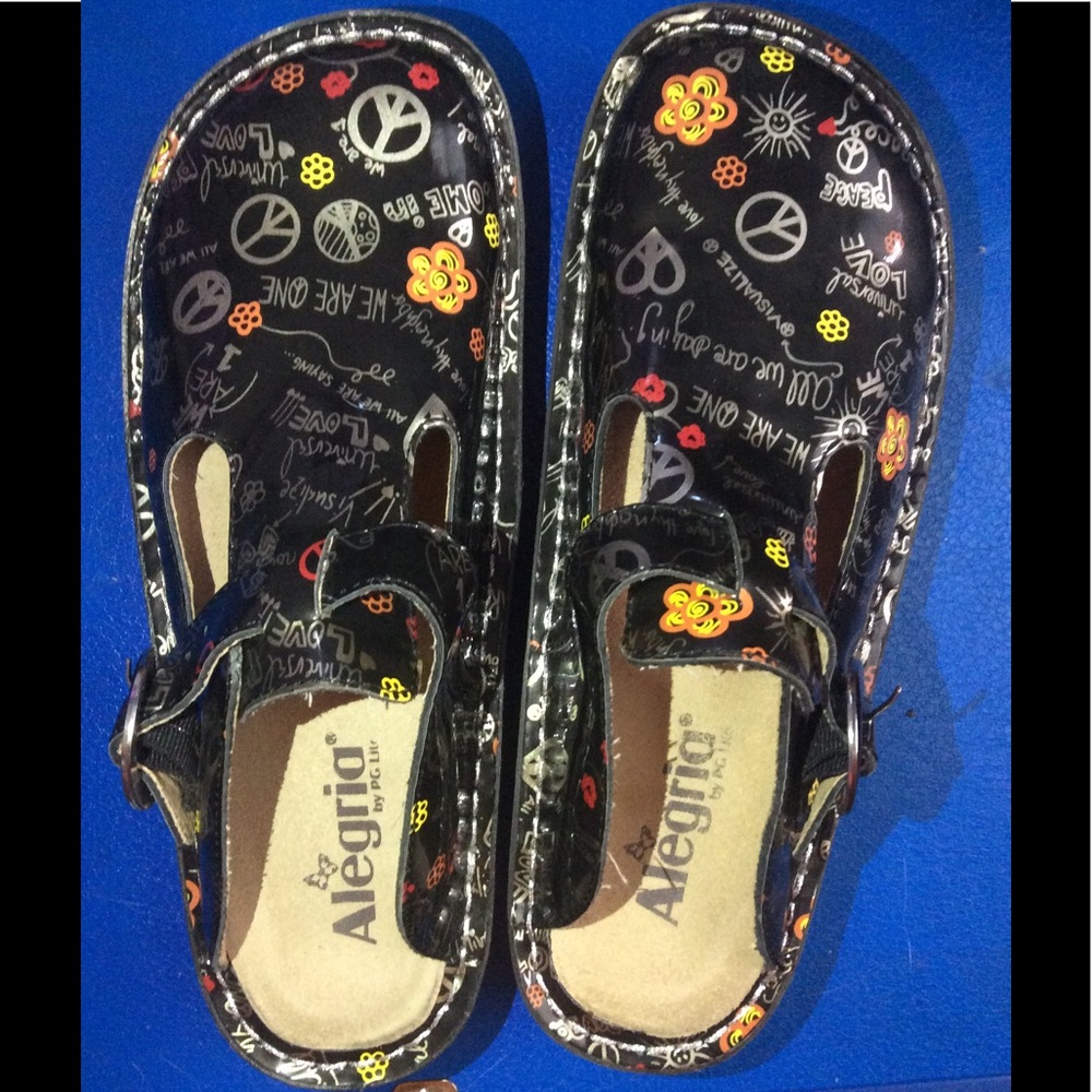 Peace sign patten leather clogs