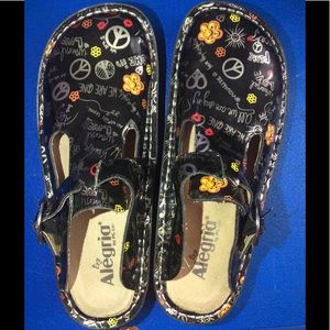 Peace sign patten leather clogs
