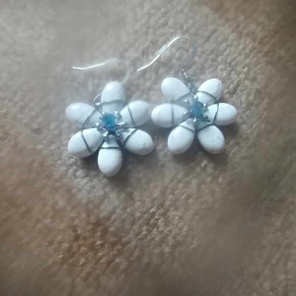 Flower Earings - Picture 1 of 1