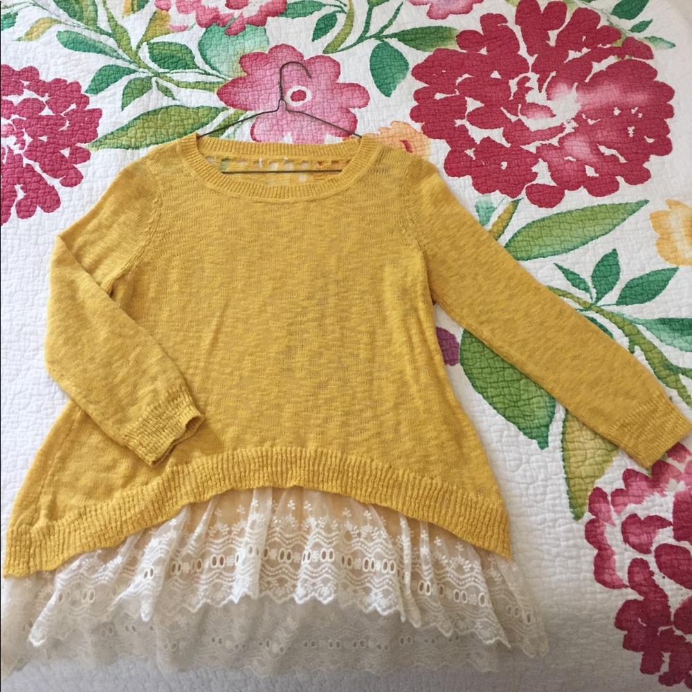 Super light yellow half sleeve sweater 💛
