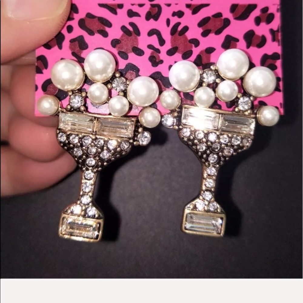 🥂STUNNING GOBLET OF BUBBLY STUD EARRINGS!🍷